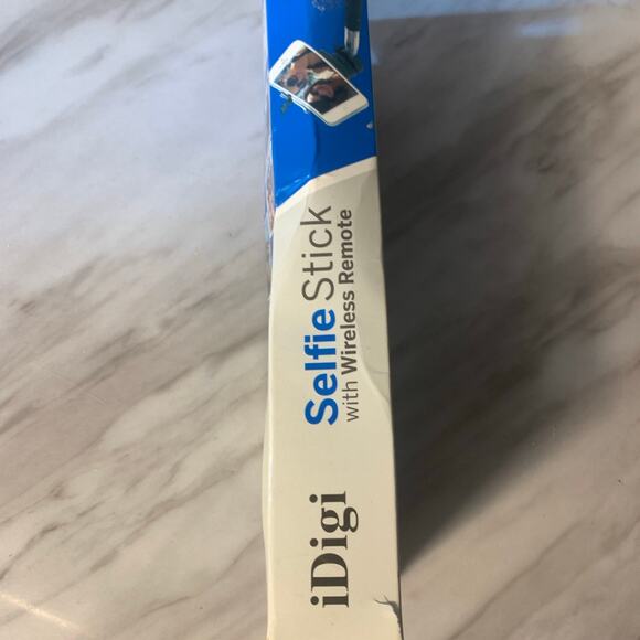 Selfie Stick With Wireless remote - Picture 2 of 4